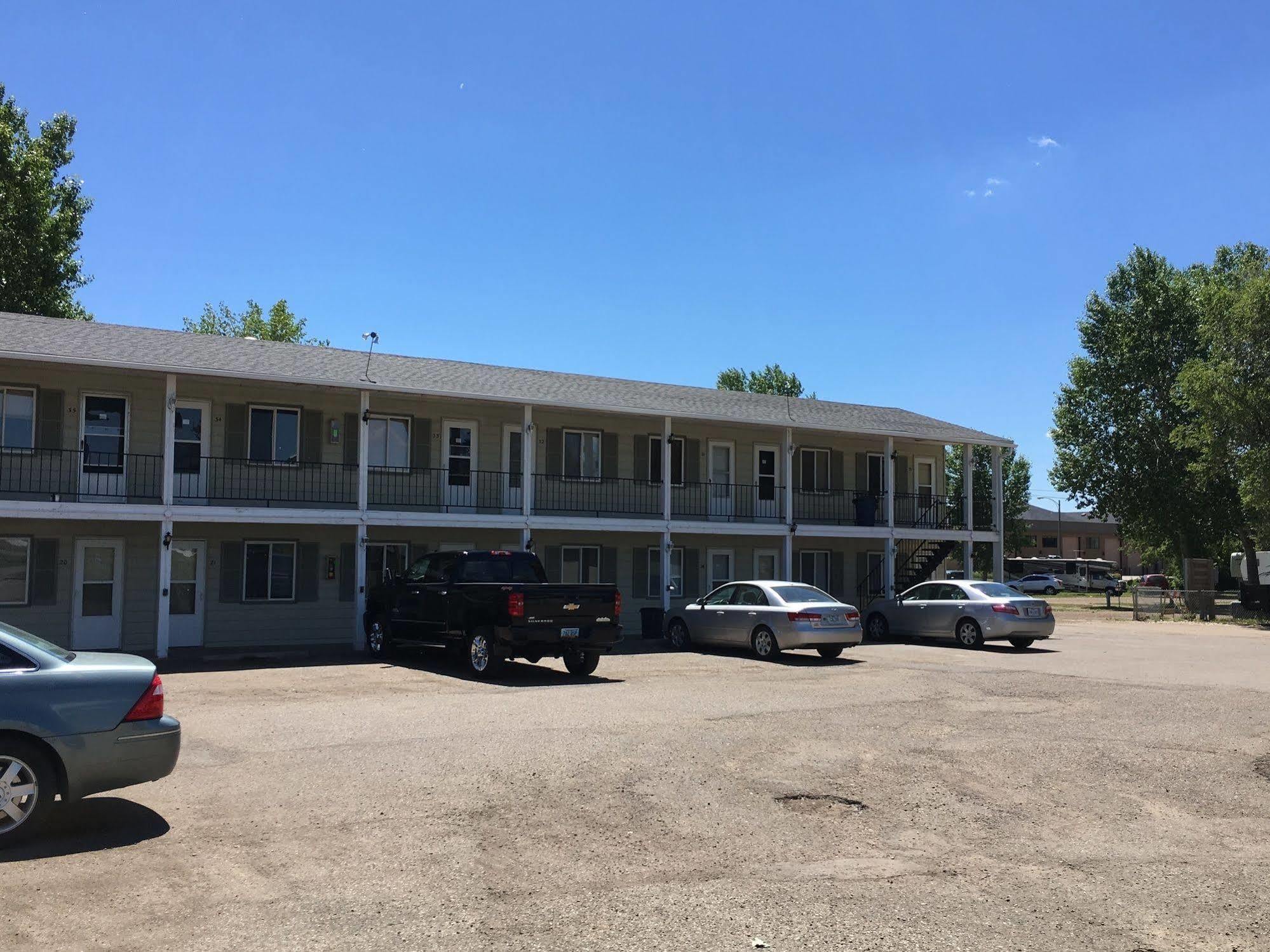 Colonial Motel And Rv Park Mandan Exterior foto