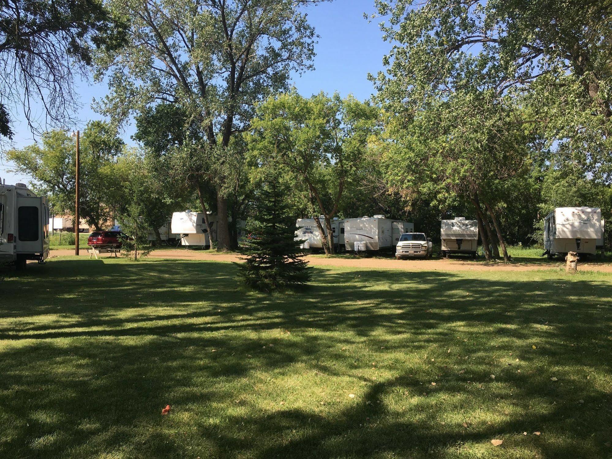 Colonial Motel And Rv Park Mandan Exterior foto