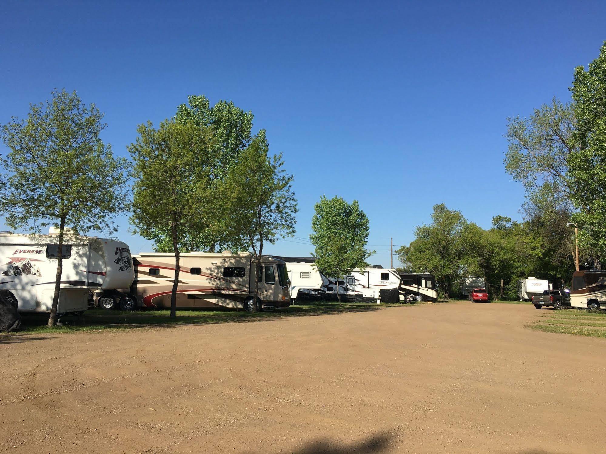 Colonial Motel And Rv Park Mandan Exterior foto