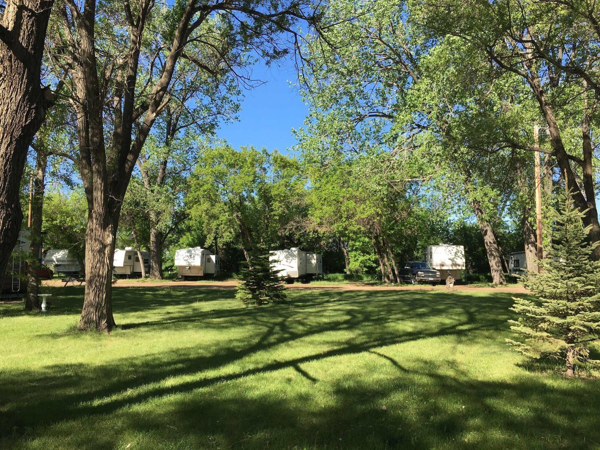 Colonial Motel And Rv Park Mandan Exterior foto